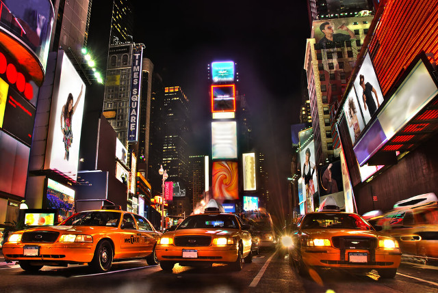 Plakate und Reklamen prägen das moderne Stadtbild. (Bild: New York Times Square - © Alexey Malashkevich - shutterstock.com)