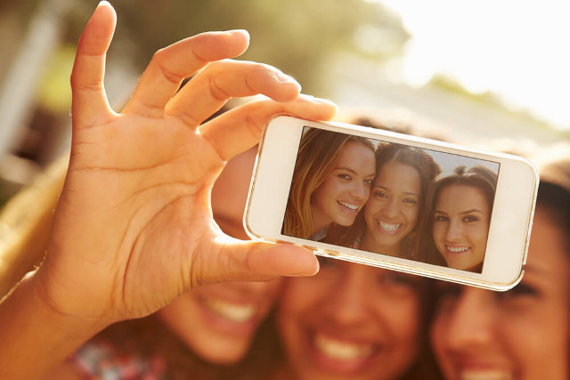 Selfies sind im Smartphone-Zeitalter der Renner. (Bild: Monkey Business Images - shutterstock.com)
