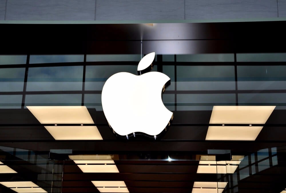 Seit 1998 verzichtet Apple darauf, den markanten angebissenen Apfel bunt zu kolorieren. (Bild: © Lester Balajadia - shutterstock.com)