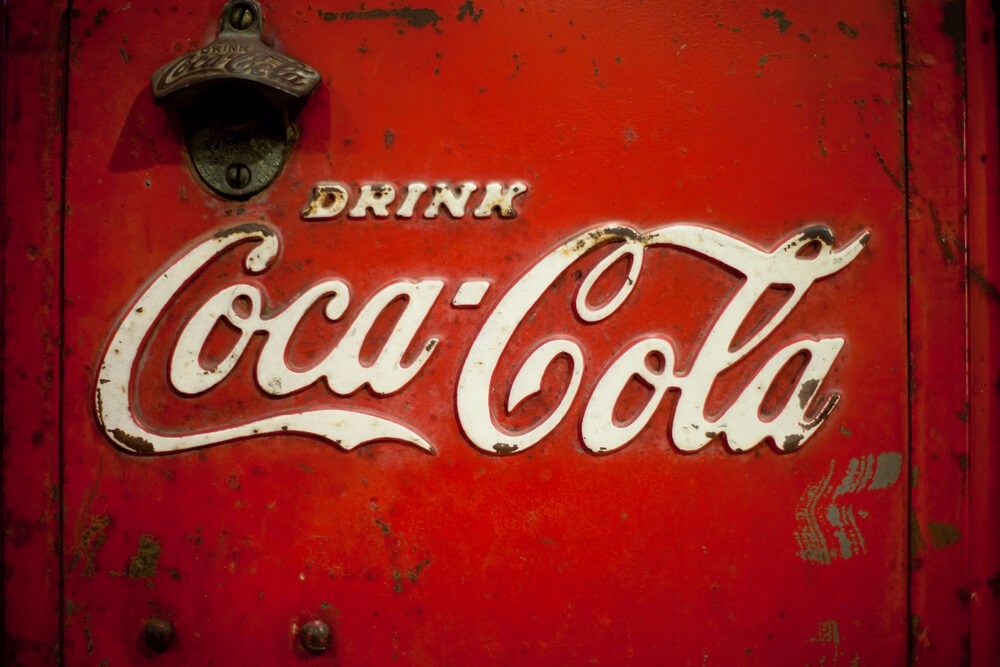 Es ist kein Zufall, dass etwa Coca Cola ein markantes Rot im Logo trägt. (Bild: © phloxii - shutterstock.com)