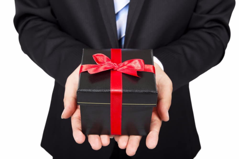 Es kann sich also lohnen, Geschenke zu verteilen und so aus Besuchern letztendlich Kunden zu gewinnen. (Bild: © Tom Wang - shutterstock.com)